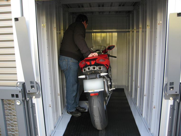 リッターバイクを収納しても、余裕の室内サイズ。 独立した個室ですので、愛車を誰にも触られる事無く、最良の状態で保管できます。